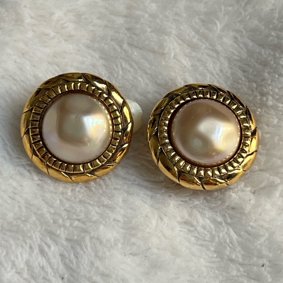 CHANEL 1980s 24K gold plated vintage clip-on earrings - Picture 6 of 14